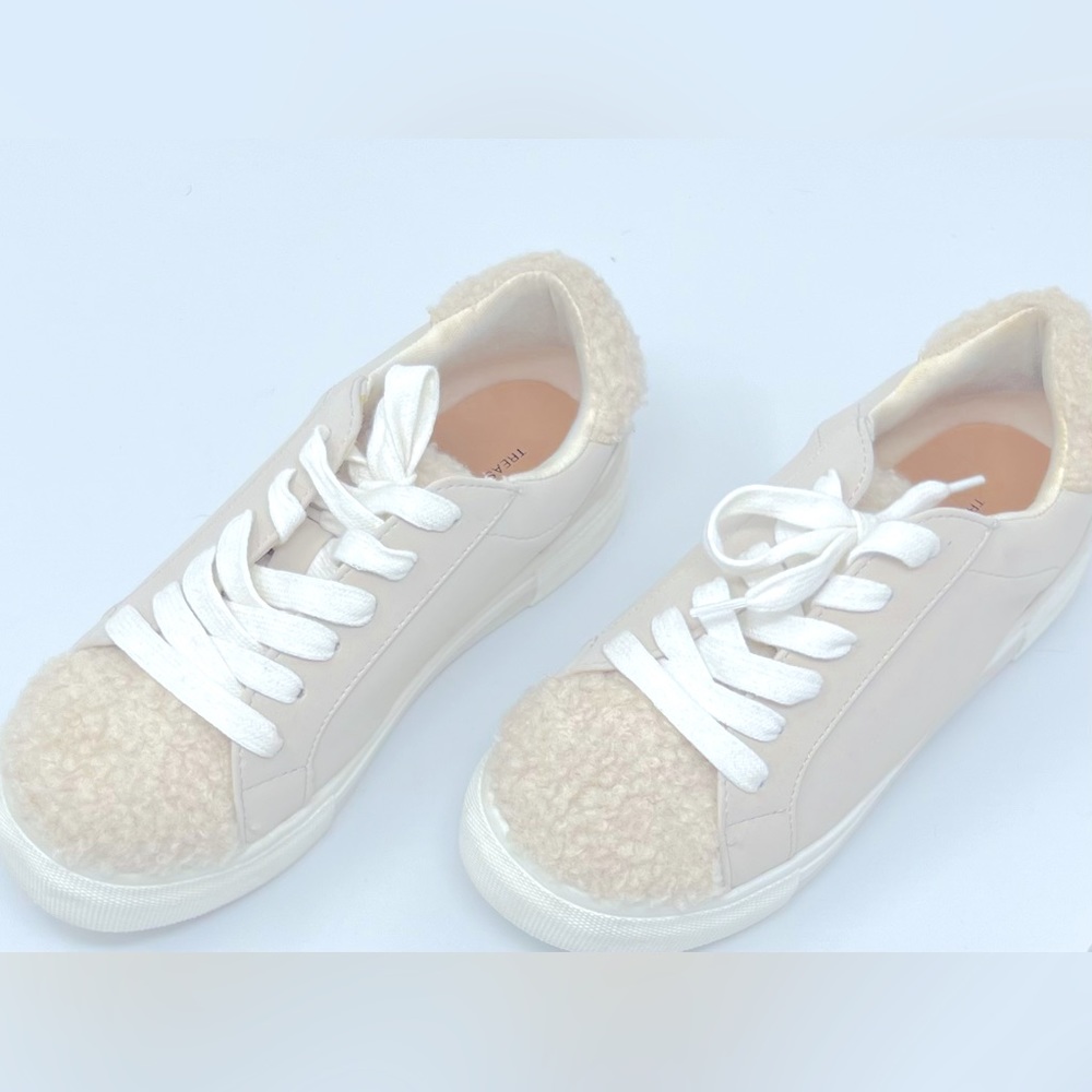 Treasure & Bond kids’ Kamila Cozy Faux Fur Trim Sneaker In Natural Color